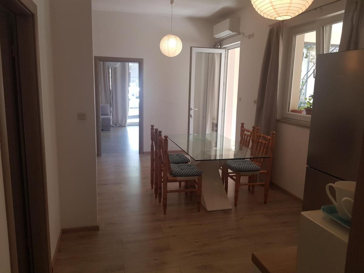 Antonija I Mateo, In The Center Of Apartament