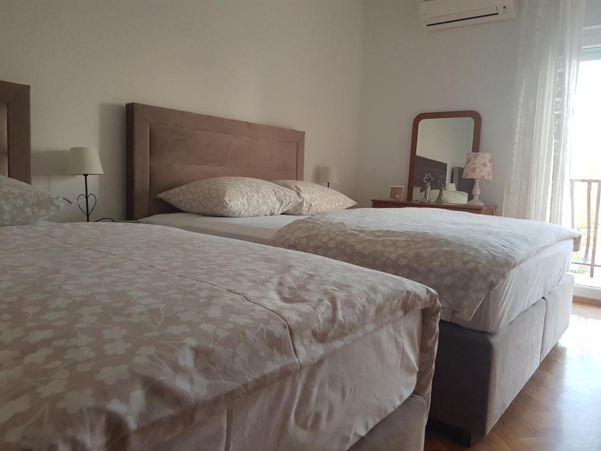 Antonija I Mateo, In The Center Of Apartament