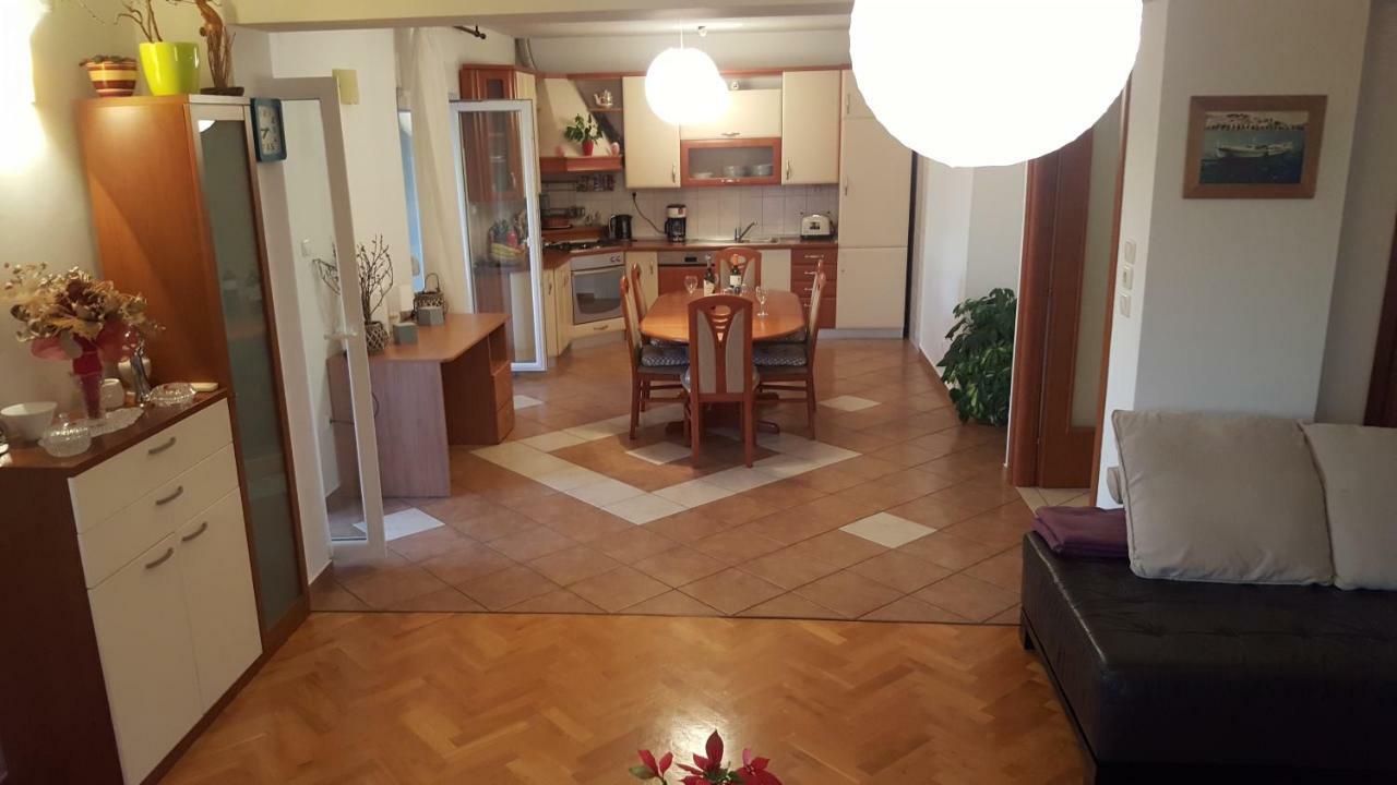 Antonija I Mateo, In The Center Of Apartament Split